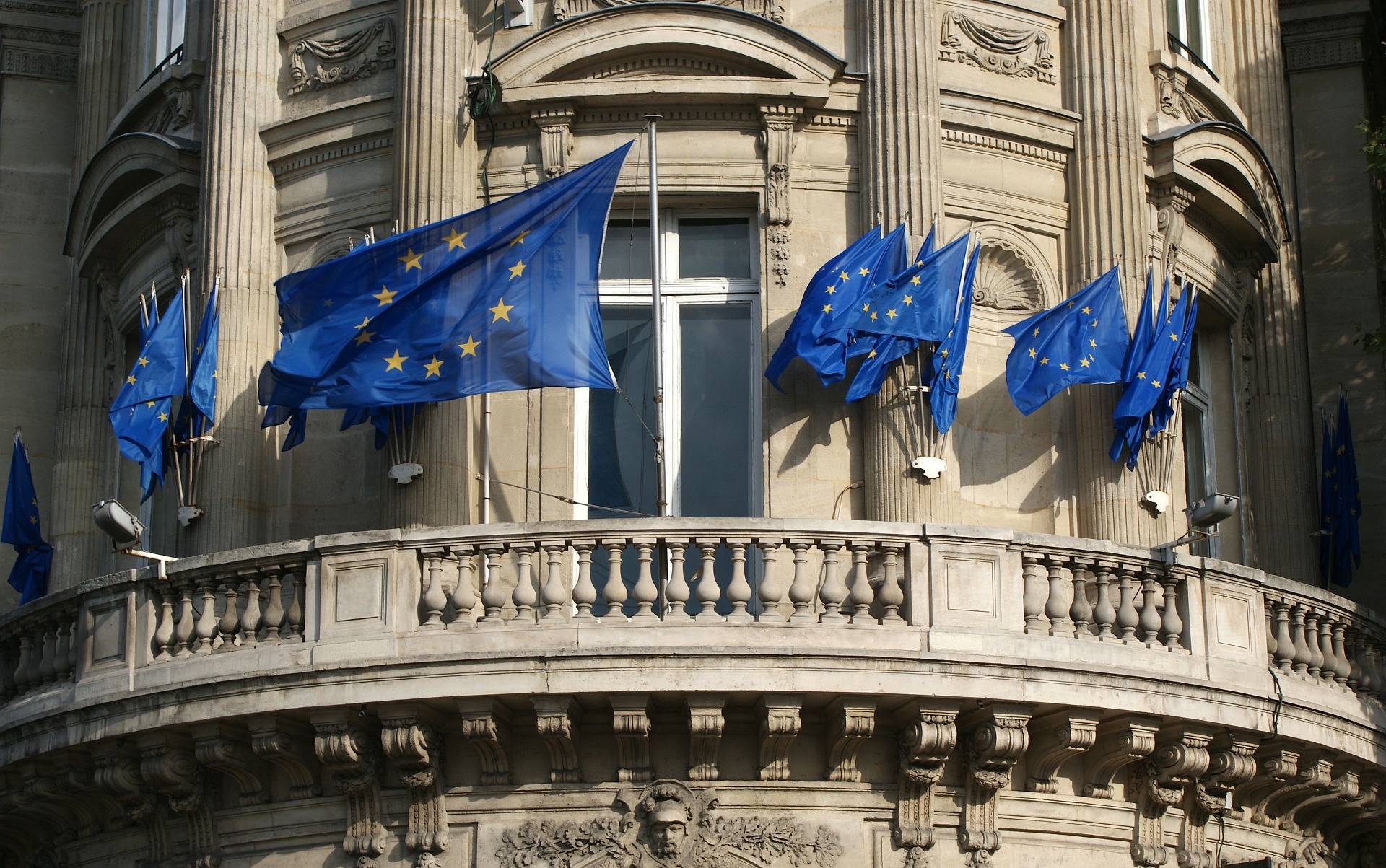 Gebäude mit EU-Flagge