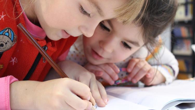 Kinder bei der Schularbeit