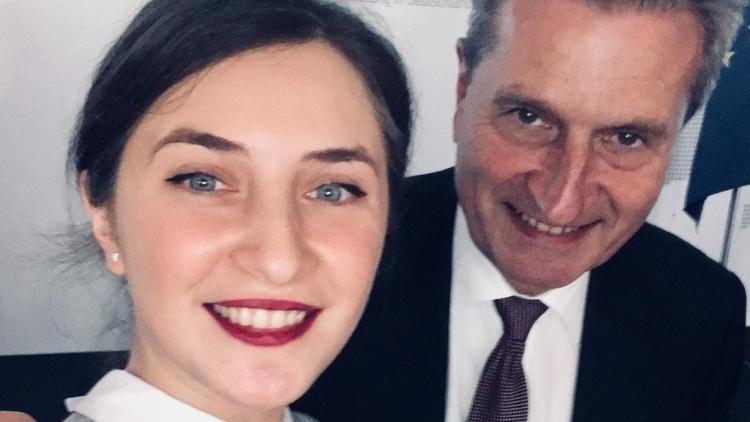 Mariam Kublashvili mit EU-Kommissar Günther Oettinger