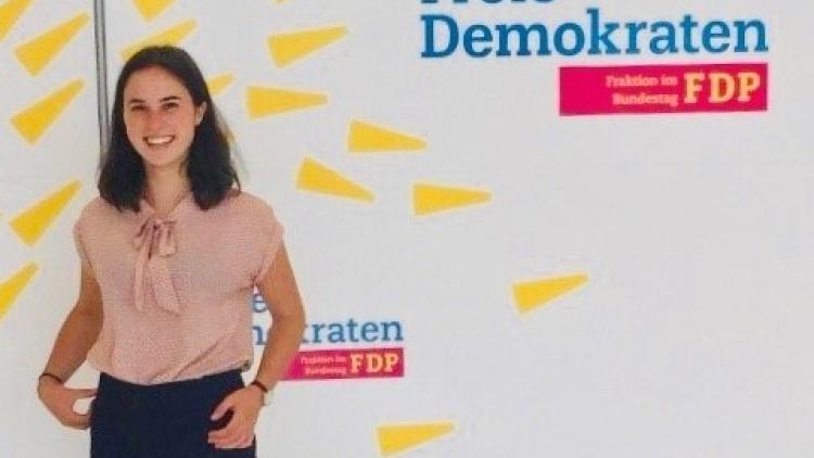 Leonie Casper vor dem Fraktionssitzungssaal der FDP